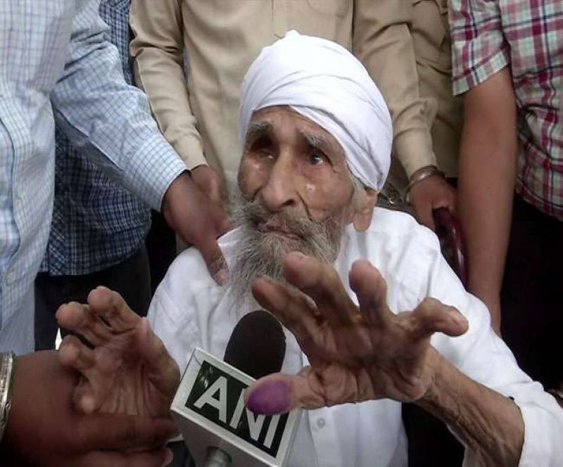 111 year old Bachan Singh casts his vote in Delhi