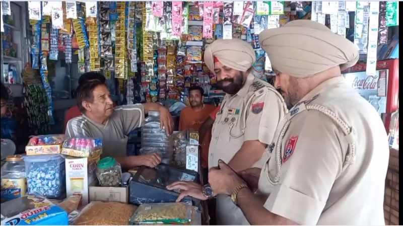  The bravery of an elderly shopkeeper frightened the robbers