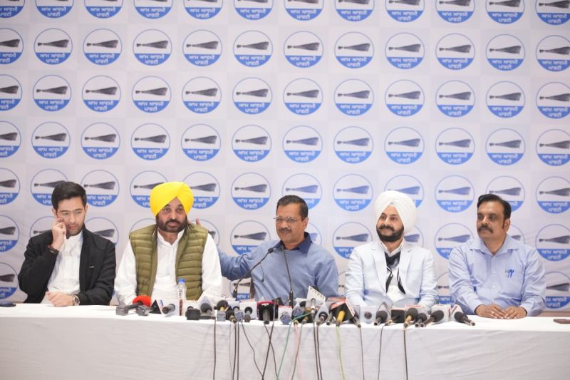 Kejriwal gives 8 guarantees to teachers for education reforms in Punjab