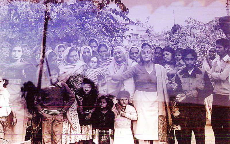 ਰੋ ਰੋ ਕੇ ਅਪਣੀ ਹੱਡ ਬੀਤੀ ਸੁਣਾ ਰਹੀ ਬਜ਼ੁਰਗ ਸਿੱਖ ਬੀਬੀ, ਨਾਲ ਖੜੇ ਪੀੜਤਾਂ ਵਿਚ ਜ਼ਖ਼ਮੀ ਬਜ਼ੁਰਗ ਬੀਬੀ ਅਤੇ ਜ਼ਖ਼ਮੀ ਬੱਚਾ ਵੀ ਦਿਸ ਰਹੇ ਹਨ।