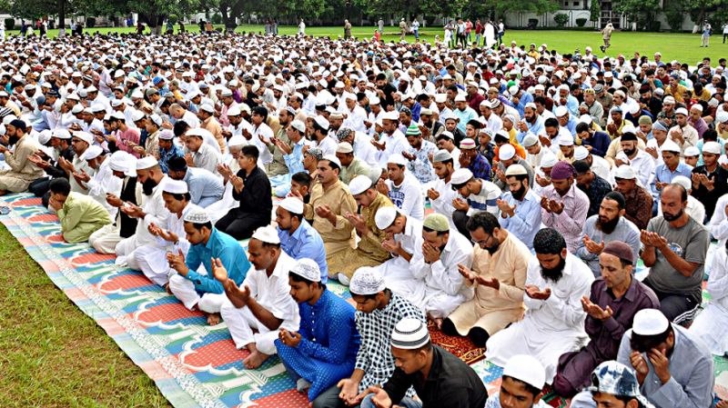 UP Police bans offering namaz on roads
