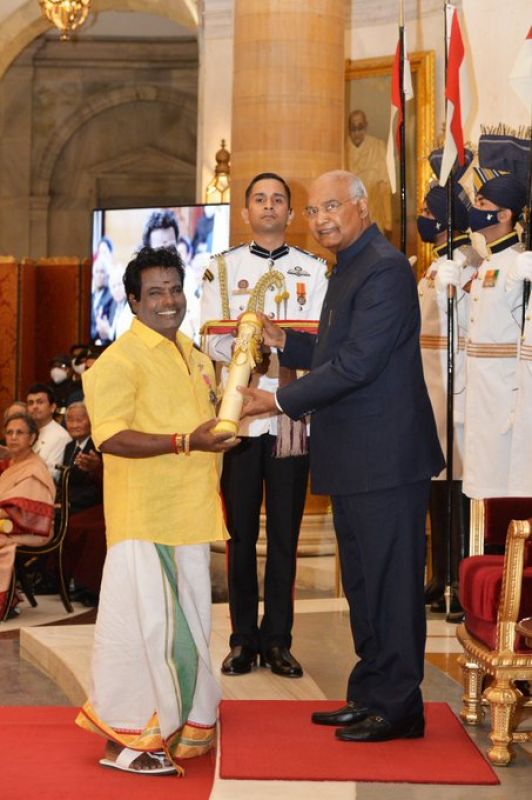 President Kovind presents Padma Shri to Shri Kongampattu AV. Murugaiyan for Art