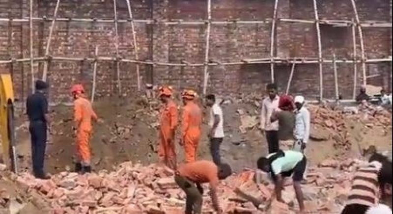 Suddenly the wall of the warehouse under construction collapsed