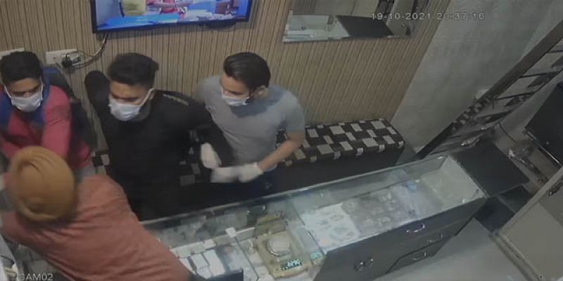 The goldsmith bravely confronted the robbers who came with the intention of looting