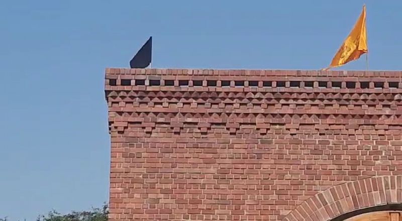 Badals hoists black flag at their residence