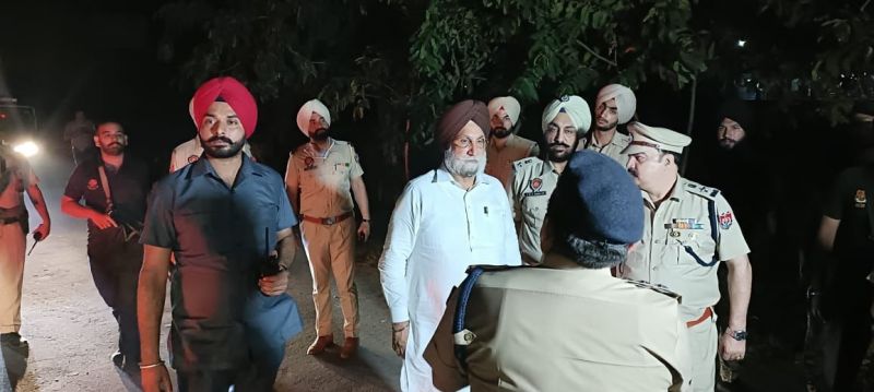  Deputy CM Sukhjinder Randhawa conducts surprise check of border posts at midnight
