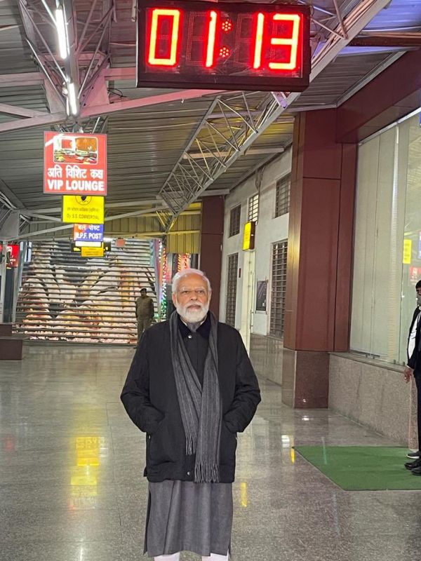 PM Modi arrives at Vishwanath Dham at midnight, inspects Banaras railway station