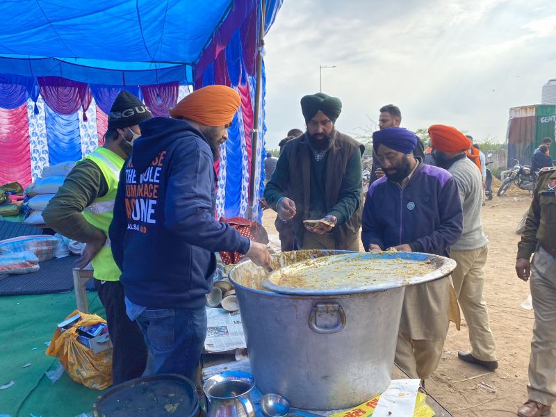 Aid India serving fresh meals to the protesting farmers 