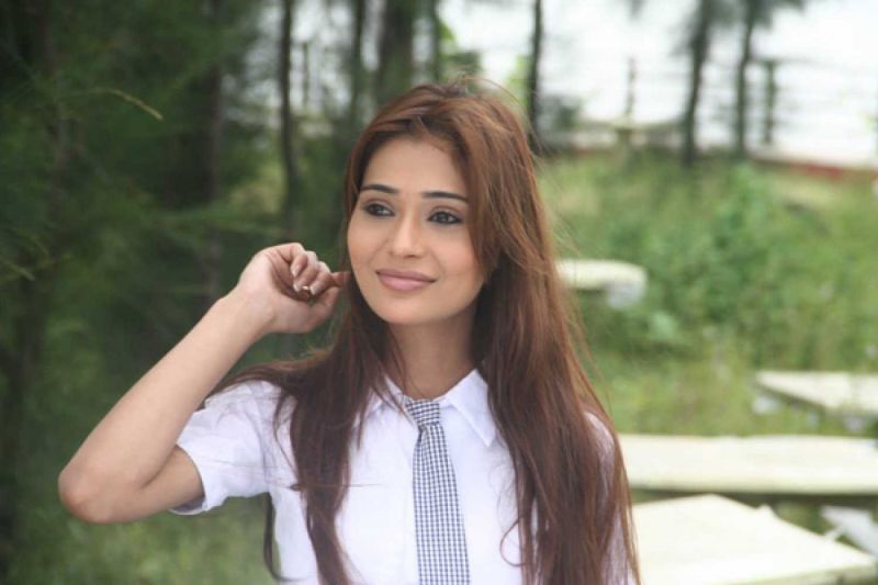 sara khan