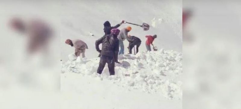 Indian Army Clean The Snow Fall In Hemkund Sahib