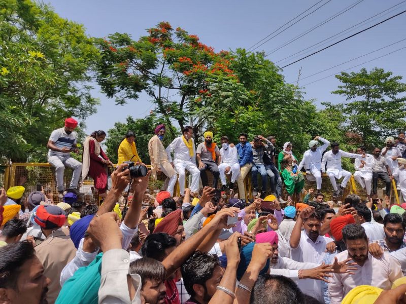 AAP gheraoes Vijay Inder Singla's residence 