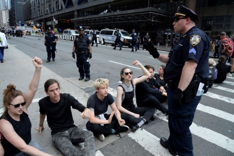 Police arrest 70 climate change protesters