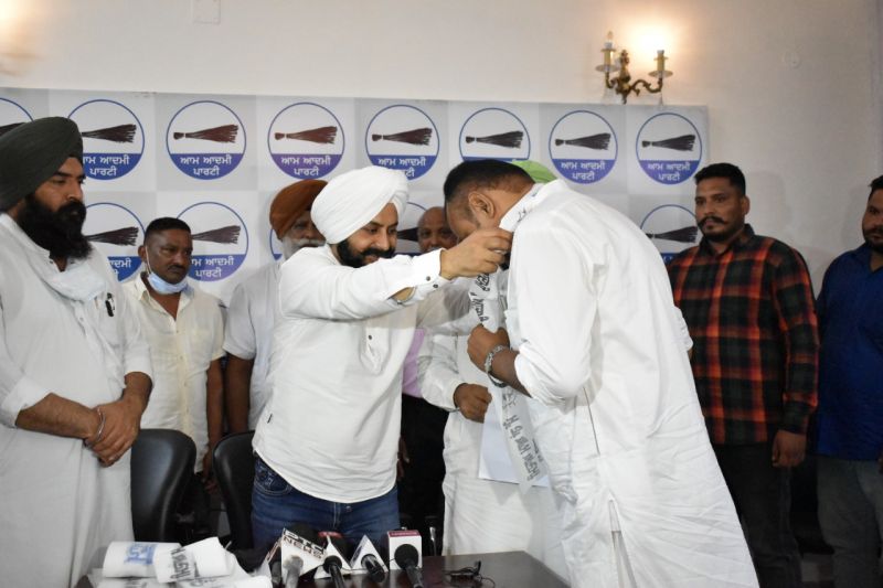 Jolt to Congress in Doaba, former council president joins AAP along with fellow councilors