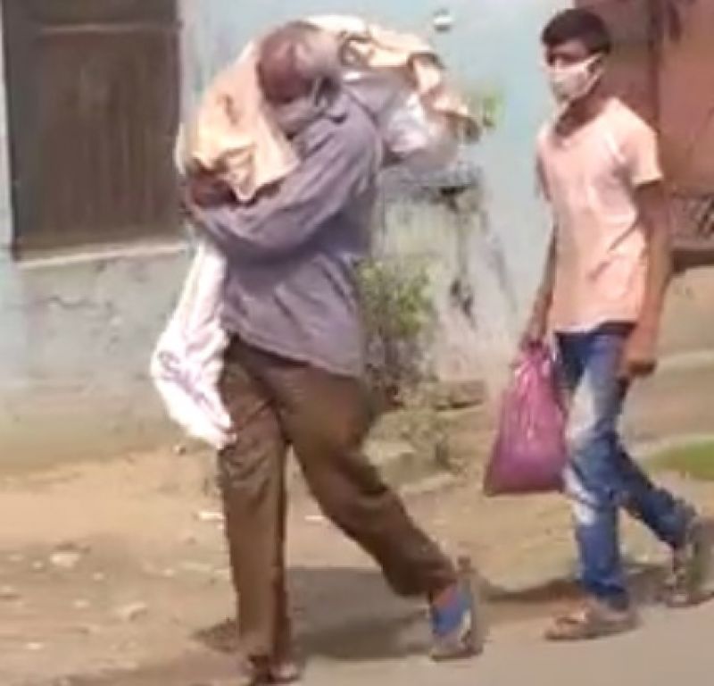 Man Carries Dead Body of His daughter On Shoulder