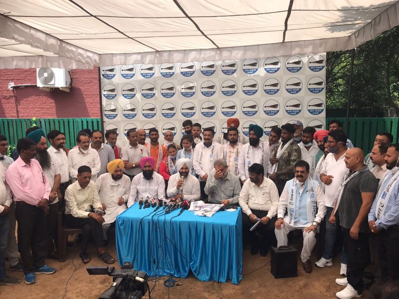 Hundreds of Congress leaders and volunteers join AAP