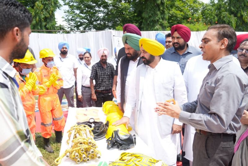 CM GIVES BONANZA OF RS 4 CRORE TO RESIDENTS OF LUDHIANA