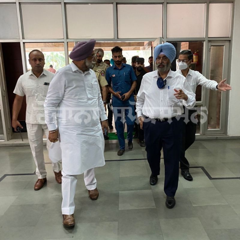 Sukhjinder Randhawa conducted surprise check at 9 AM at Punjab Police Headquarter