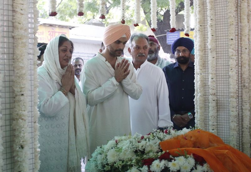Cricket fraternity including Kapil, Sehwag attend last rites of legendary Indian spinner