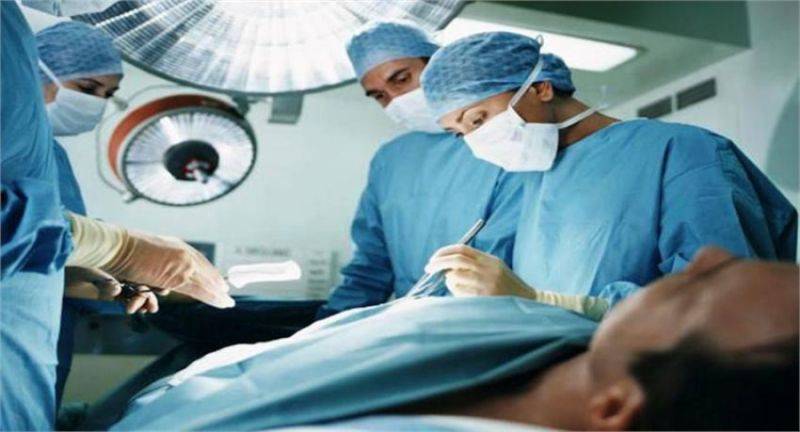 why do doctors wear only green or blue clothes during the operation