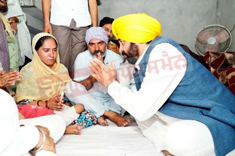 CM hands over cheque for Rs 1 crore to martyr's family