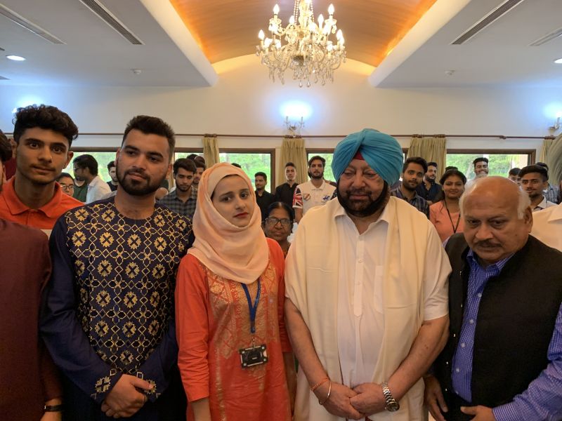 Captain Amarinder Singh hosts Kashmiri students on Eid