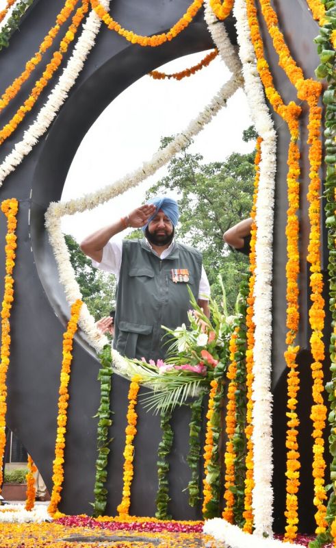 Captain Amarinder Singh pays floral tributes to the martyrs of the Kargil war 