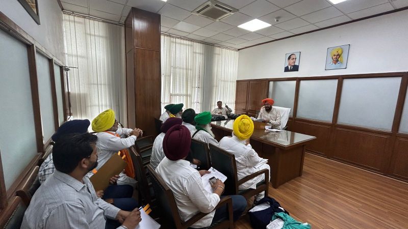 Kuldeep Singh Dhaliwal held a meeting with representatives of the Sanyukat Kisan Morcha (Non-Political)