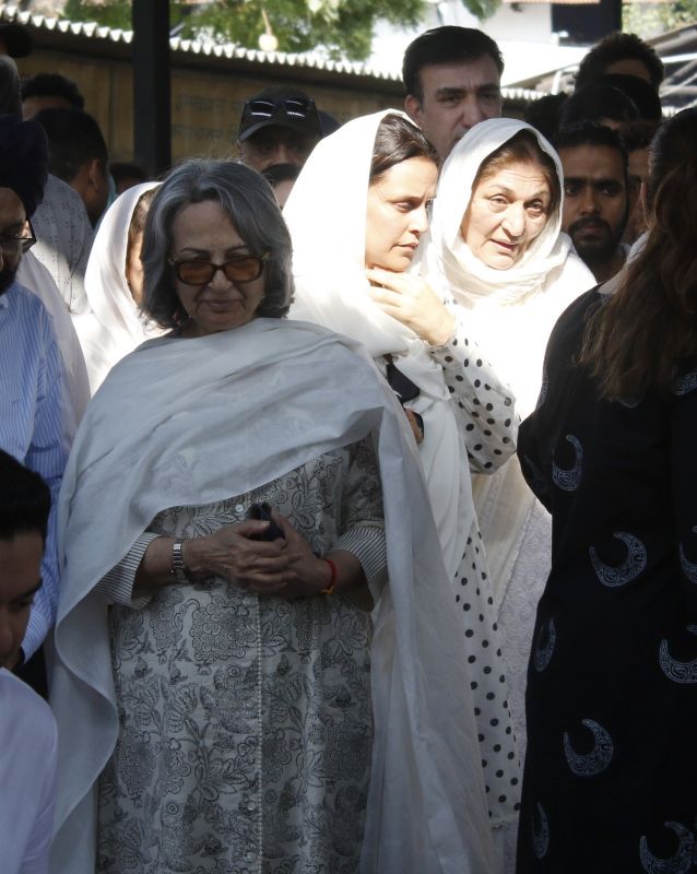 Cricket fraternity including Kapil, Sehwag attend last rites of legendary Indian spinner