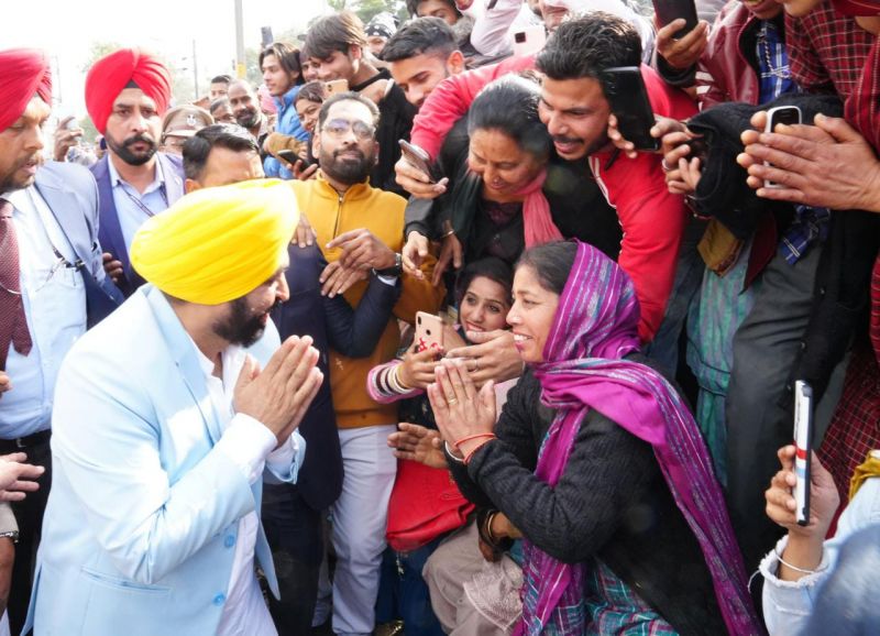 CM Bhagwant Mann flagged off train for pilgrims going to Banaras