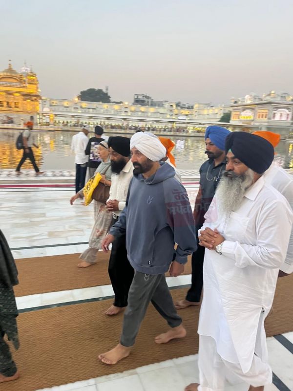 Sunny Deol pays obeisance at Sachkhand Sri Harmandir Sahib