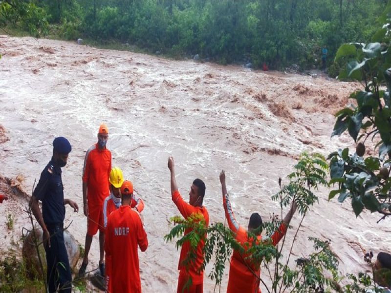 Two people died in Himachal due to heavy rainfall