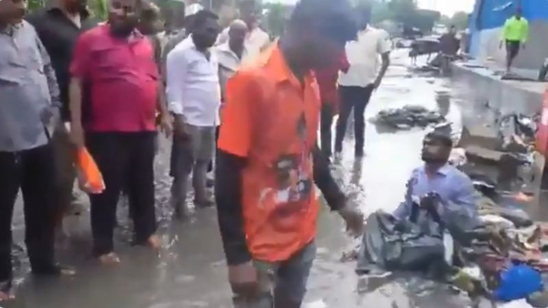 Shameful act of Shiv Sena MLA, garbage and sewer water thrown at the contractor