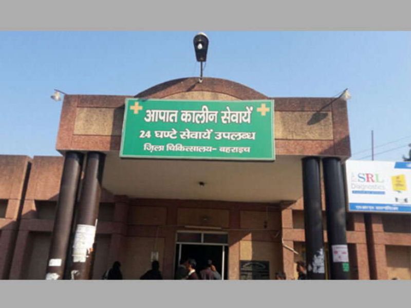 Lady bring the sanke to Hospital 