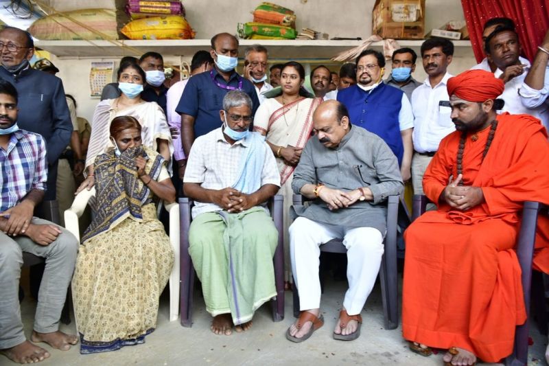 Karnataka CM hands over cheque of Rs 25 lakh to family of student killed in Ukraine