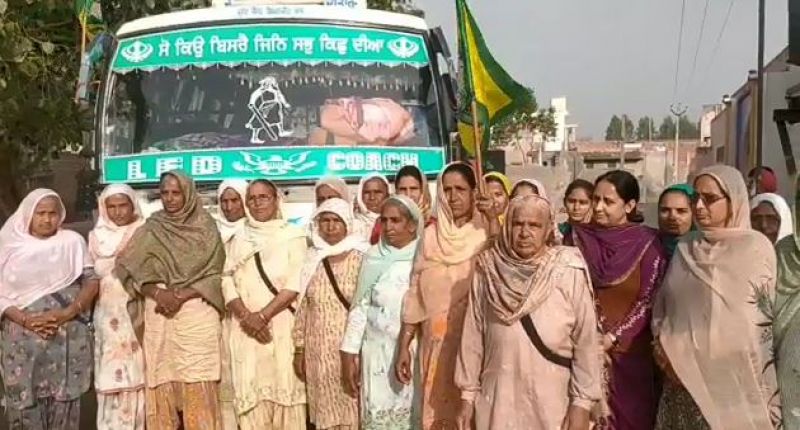 A large number of women Going to Delhi