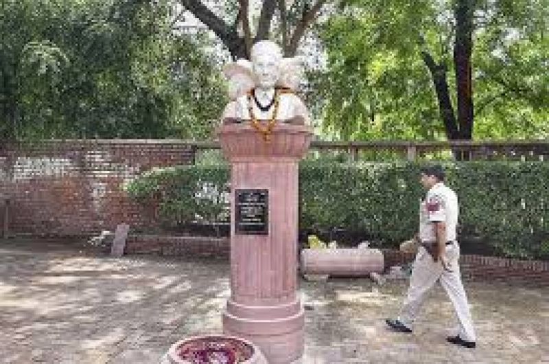 NSUI blackens Veer Savarkar’s bust installed at Delhi University