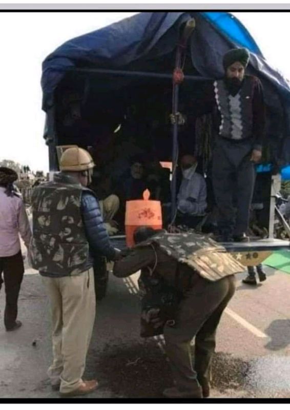 ਪੁਲਿਸ ਕਰਮਚਾਰੀਆਂ ਨੂੰ ਪਾਣੀ ਪਿਲਾ ਰਹੇ ਕਿਸਾਨ