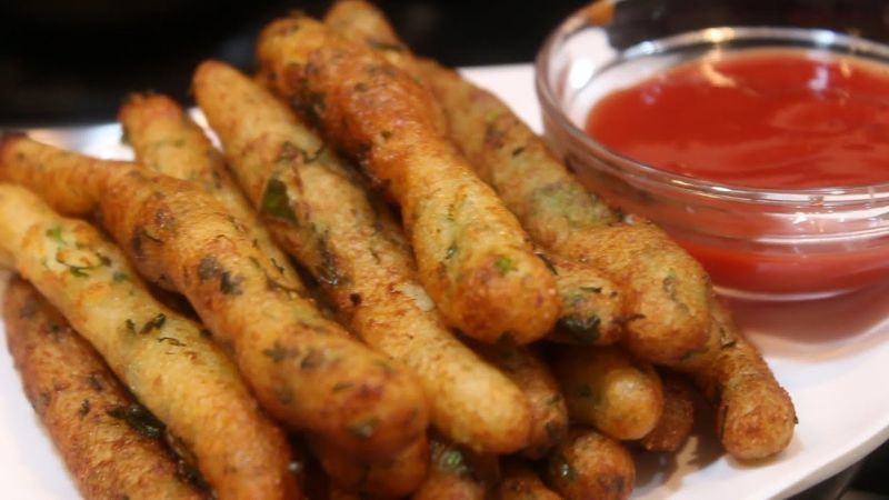 Eat potato and semolina fingers with tea
