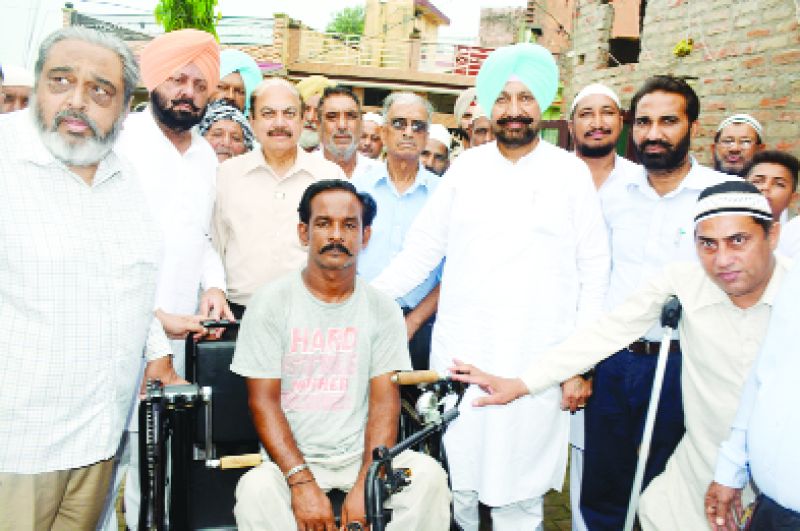 On the occasion of  Eid, Dr.Balbir Singh Sidhu with the help of Rotary Club, Chandigarh Midtown, distributing tray cycles to the needy.