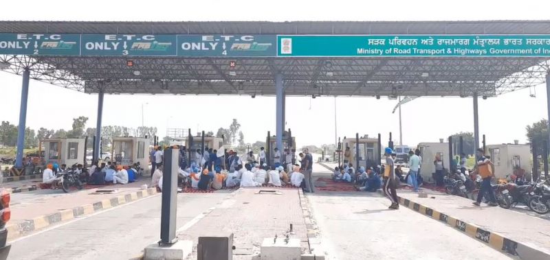Toll Plaza NH-54 closed by farmers' against agriculture law