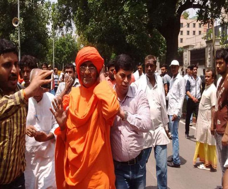 atal bihari vajpayee funeral manhandling with swami agnivesh in bjp head quarter