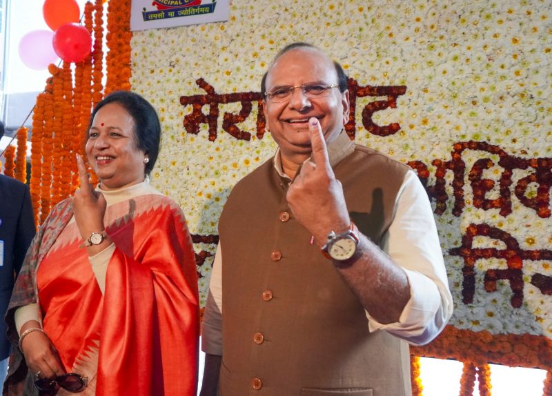 Delhi polls: VK Saxena casts vote