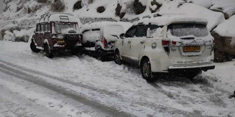 Army rescues tourists stuck in snowstorm