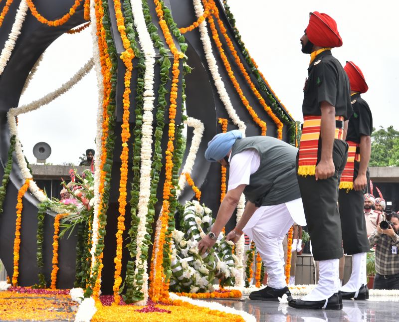Captain Amarinder Singh pays floral tributes to the martyrs of the Kargil war 