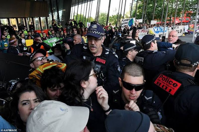 Climate protesters clash with police in Melbourne