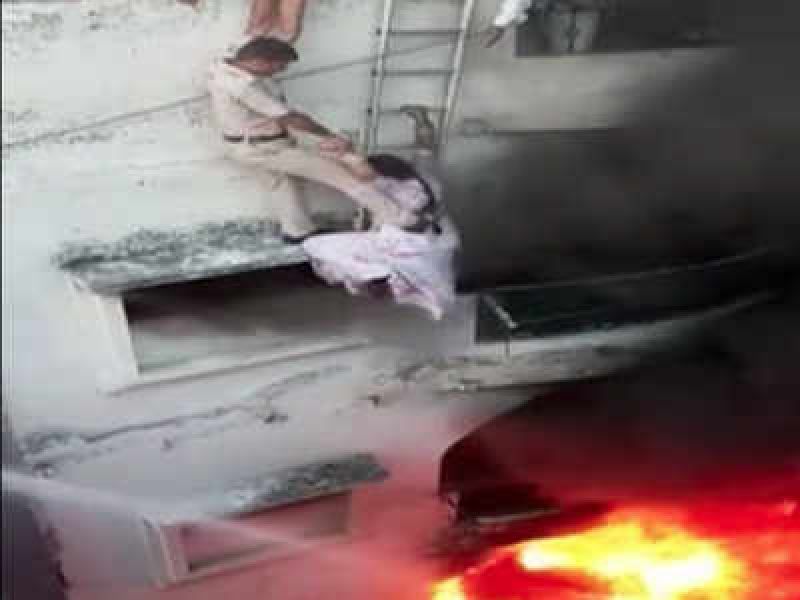 Police staff Saved the life of lady