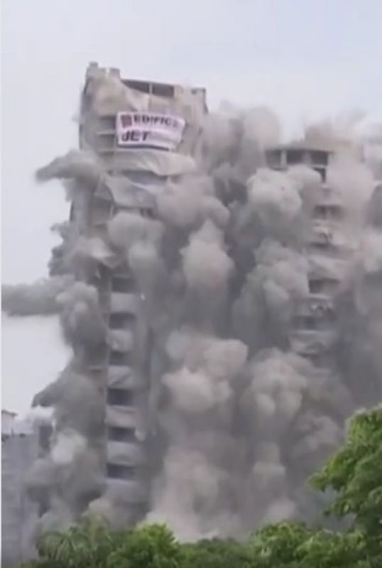  Twin Tower turned into debris