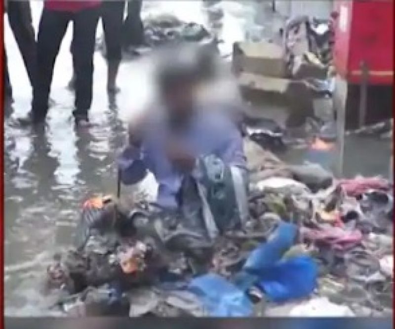 Shameful act of Shiv Sena MLA, garbage and sewer water thrown at the contractor