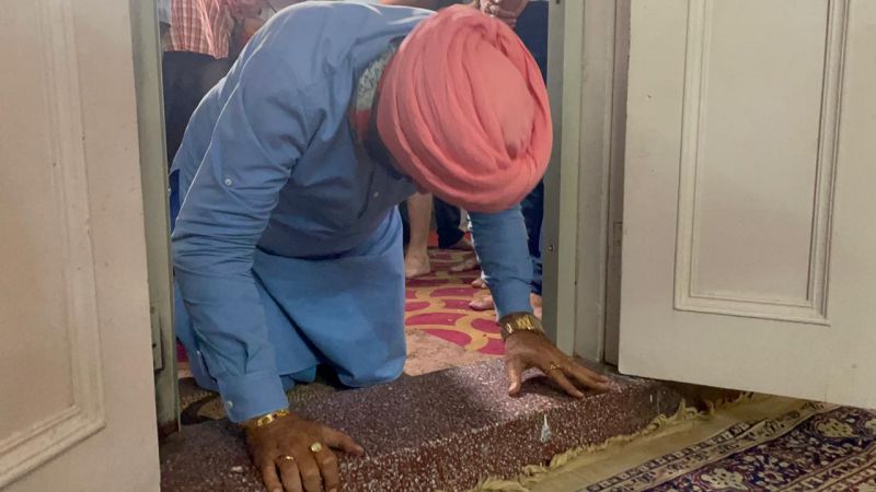 Navjot Sidhu offers prayers at Gurdwara Dukhniwaran Sahib