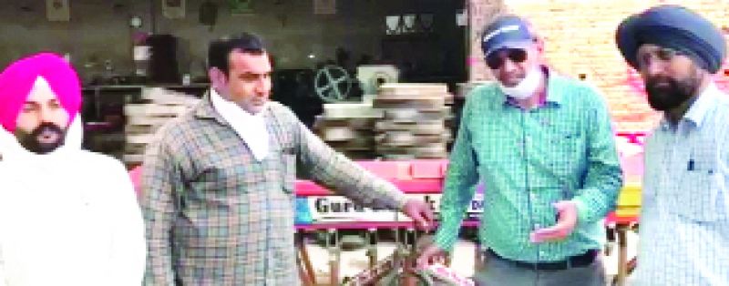 ਝੋਨਾ ਬੀਜ਼ਣ ਵਾਲੀ ਮਸ਼ੀਨ ਦਾ ਨਿਰੀਖਣ ਕਰਦੇ ਹੋਏ ਵਿਭਾਗ ਦੇ ਅਧਿਕਾਰੀ ਤੇ ਹੋਰ। ਸੰਜੂ